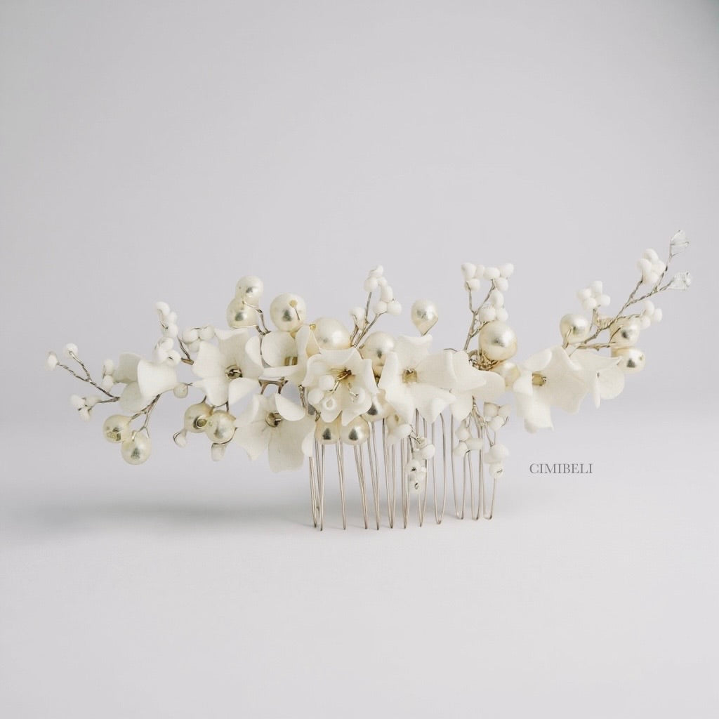 Peigne de mariée romantique fleurs en porcelaine froide et perles 'Linda'