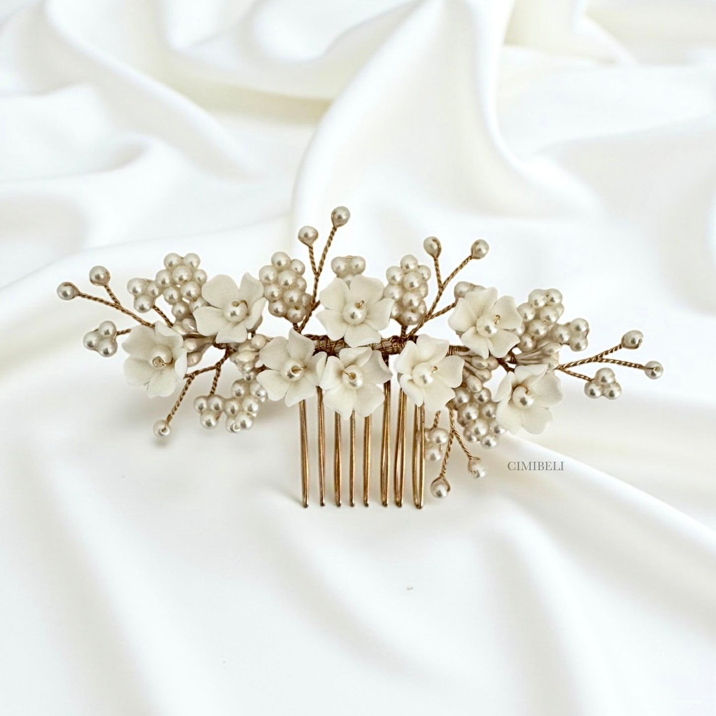 Peigne de mariée fait main avec fleurs en porcelaine froide et perles 'Grape'