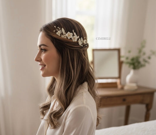 Peigne de mariée fleurs en porcelaine froide perles Opale 'Maya'