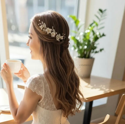 Peigne de mariée fleurs en porcelaine froide perles Opale 'Maya'